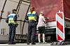 Die Polizei kontrolliert einen Transporter auf der Autobahn (Symbolfoto).