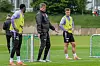 St. Pauli-Trainer Alexander Blessin (M.) gibt seinen Spielern Anweisungen