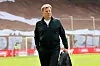 Dieter Hecking läuft entspannt mit einer Hand in der Tasche