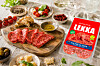 Vegane Salami auf einem gedeckten Tisch.