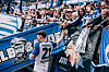 Nicolai Remberg bedankt sich nach dem Sieg gegen Freiburg bei den HSV-Fans.