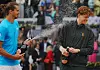 Alexander Zverev schießt mit spritzendem Champagner auf Jannik Sinnere