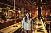 Restaurant-Managerin Ivy Nguy (23) zeigt den Grill- und Hotpot-Bereich.