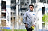 HSV-Coach Merlin Polzin lacht auf dem Trainingsplatz.