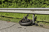 Das Motorrad wurde bei dem Unfall auf der A7 nahe Tarp in Stücke gerissen – hier das Vorderrad der Maschine.