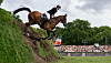 André Thieme reitet durch den Derby-Parcours beim Spring-Derby in Klein Flottbek.