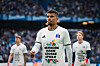 Ransford Königsdörffer wandert vor dem Spiel des HSV gegen Freiburg nach dem Aufwärmen in die Kabine.