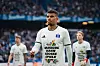 Ransford Königsdörffer wandert vor dem Spiel des HSV gegen Freiburg nach dem Aufwärmen in die Kabine.