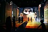 Menschen laufen durch eine immersive Ausstellung.