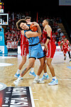 Zacharie Perrin beschützt den Basketball im Duell mit Richard Balint