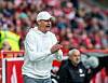 St. Pauli-Trainer Alexander Blessin klatscht in die Hände