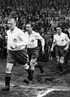 St. Pauli-Spieler laufen bei der Deutschen Meisterschaft 1951 aufs Feld