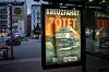 Ein Plakat der Gruppe Extinction Rebellion mit der Aufschrift „Kreuzfahrt tötet“ in der Hamburger Sternschanze.