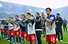 Die HSV-Profis klatschen enttäuscht vor der Gästekurve in Bremen