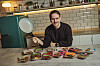 Tester Arne Ewerbeck mit Bratpfanne.