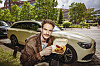 MOPO-Reporter Alexander Palm probiert den viral gegangenen Taxiteller vor einer Hamburger Taxe. Das Ruhrpott-Kultgericht aus Pommes, Currywurst und Gyros erlebt derzeit ein Social-Media-Comeback.