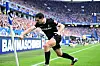 Igor Matanovic boxt die HSV-Eckfahne um.