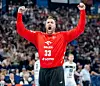 Kiels Torhüter Andreas Wolff reckt jubeln die Fäuste empor