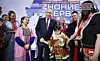 Wladimir Putin zeigt sich mit Angehörigen einer indigenen Minderheit. Doch öffentliche Auftritte sind selten. Meistens hockt er in einem Bunker.