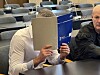 Azem C. sitzt neben einem Ersatz-Verteidiger. Er soll im Oktober 2025 auf seinen Vermieter und dessen Mitarbeiter geschossen haben.