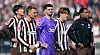 Andreas Hountondji und andere St. Pauli Profis nach dem Abstieg vor den Fans