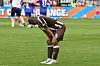 Joel Chima Fujita stützt sich enttäuscht auf seinen Knien ab.