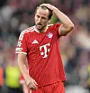 Bayern-Stürmer Harry Kane fasst sich enttäuscht an den Kopf