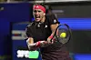 Alexander Zverev streckt seine Zunge raus und trifft den Ball mit seinem Schläger