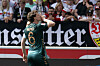 Jens Stage bejubelt ein Tor von Werder Bremen gegen Stuttgart
