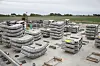 Tunnelelemente aus Beton lagern auf der Baustelle des Suedlink-Elbtunnels
