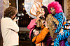 Alexavius steht beim Fotoshooting umringt von anderen Models..