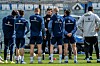 Merlin Polzin spricht im Kreis zu seiner Mannschaft