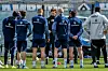 Merlin Polzin spricht im Kreis zu seiner Mannschaft