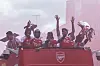 Arsenal-Spieler auf dem Dach des Paradebusses