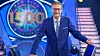 Günther Jauch steht im blau beleuchteten Studio vor der 1500er-Anzeige von „Wer wird Millionär?”