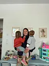 Ivona mit ihren Kindern Nika und Karlo auf dem Arm.