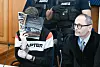 18-Jähriger sitzt neben seinem Verteidiger im Gerichtssaal