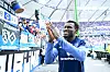 HSV-Profi Bakery Jatta feiert nach dem Sieg gegen Freiburg mit den HSV-Fans.