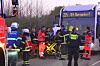 Unfall in Hamburg-Neuengamme: Der Golf-Fahrer wird ins Krankenhaus gebracht.