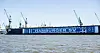 Überdimensionaler HSV-Schal am Dock 11 im Hamburger Hafen