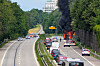 Brand auf der B5: Dichter schwarzer Rauch steigt aus dem Fahrzeug auf.