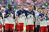 Shafiq Nandja, Luka Vuskovic, Nicolai Remberg und Nicolás Capaldo stehen vor der Nordtribüne