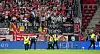 Fans von Union Berlin werfen Tennisbälle auf das Spielfeld
