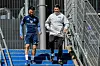 Fábio Vieira und Merlin Polzin kommen die Treppen des Volksparkstadions hinunter