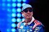 Kyle Busch guckt, mit einer Sonnenbrille auf, zur Seite