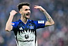 Fábio Vieira reißt auf dem Platz beide Arme nach oben.