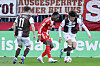 Die St. Pauli-Profis Arkadiusz Pyrka und Tomoya Ando kämpfen mit Bayern-Stürmer Nicolas Jackson um den Ball