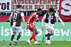 Die St. Pauli-Profis Arkadiusz Pyrka und Tomoya Ando kämpfen mit Bayern-Stürmer Nicolas Jackson um den Ball