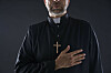 Ein Pastor steht wegen Missbrauch von Jugendlichen vor Gericht. (Symbolbild)