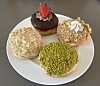 Ein Teller mit vier Donuts
